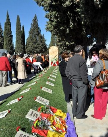 El PSOE denuncia el deterioro del monumento de la Memoria Histrica